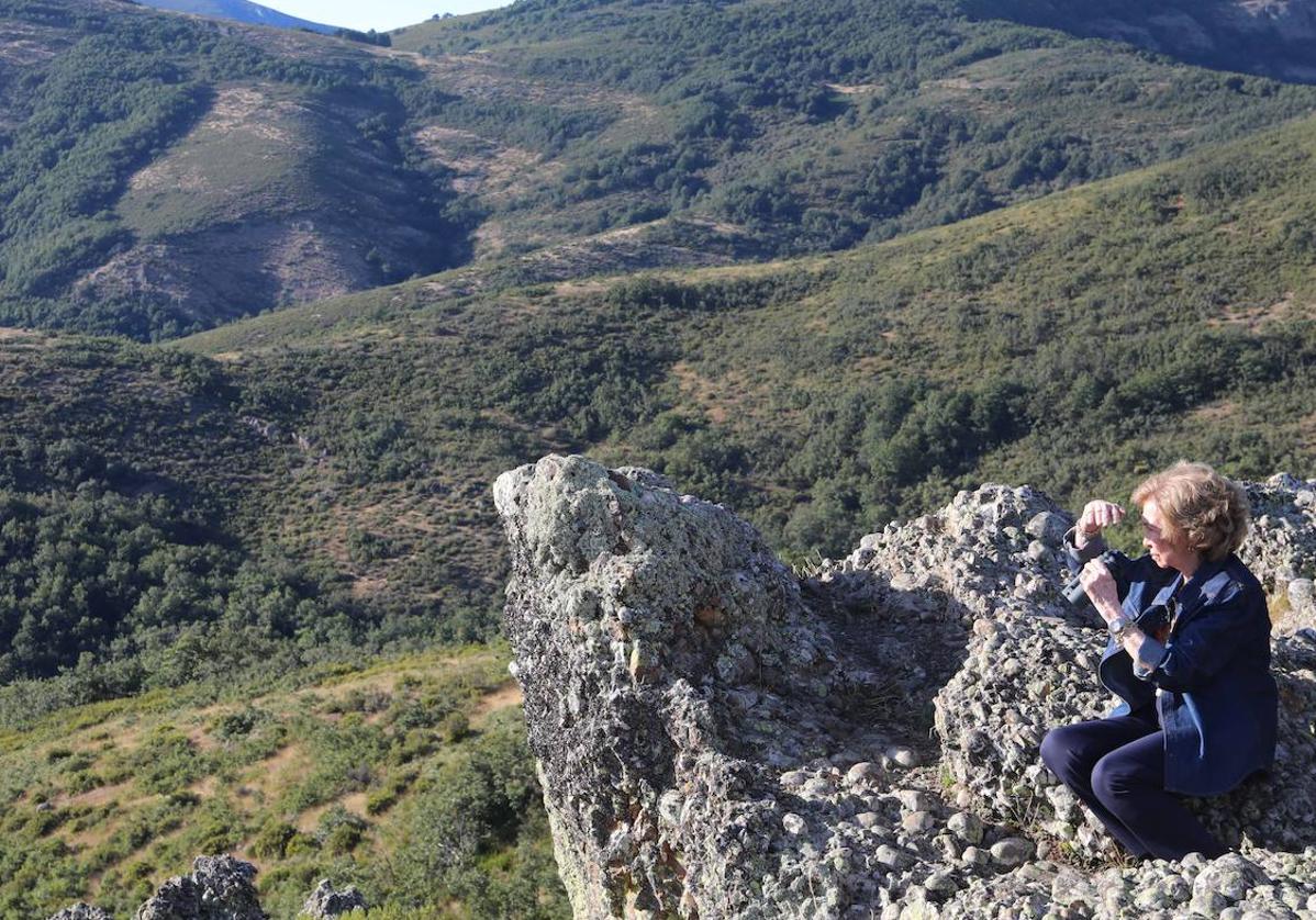 La Reina Sofía observa la Montaña Palentina desde Resoba con unos prismáticos.