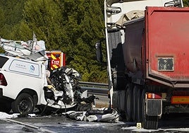 Los vehículos siniestrados, durante la intervención de los servicios de emergencia.