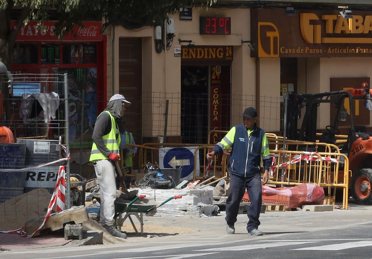 Dos obreros, este lunes, en las obras a la altura de la plaza de la Universidad.