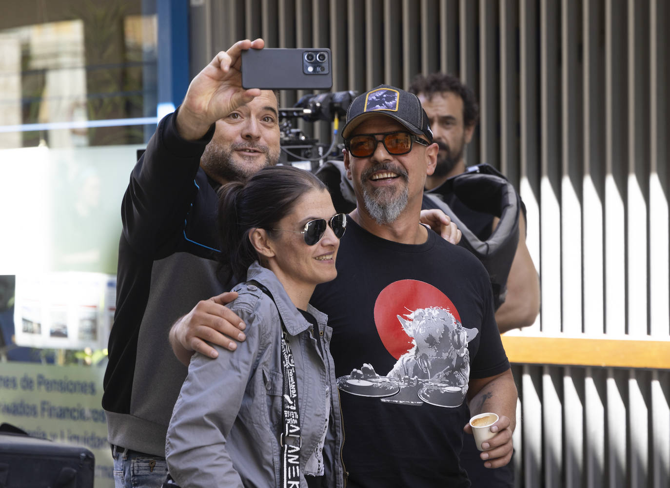 El escritor César Pérez Gellida, posa con una pareja.