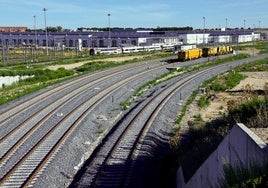 Estado actual del acceso a la estación intermodal y los talleres de Renfe, en el páramo de San Isidro.