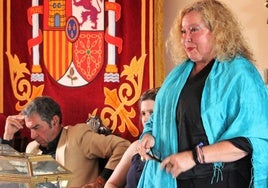 María Irene Michelena, con Ramón López al fondo, durante un pleno del Ayuntamiento de Sepúlveda.