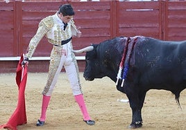 Jesús de la Calzada, metido en la cara del quinto, en un emocionante arrimón.