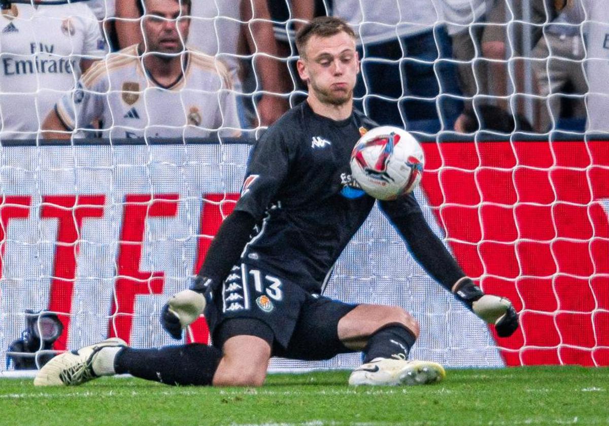 Hein detiene un balón con el pecho en el encuentro disputado por el Real Valladolid en el Bernabéu ante el Real Madrid en la segunda jornada