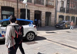 Vehículos de la Policía Nacional y Local, en el lugar de los hechos.