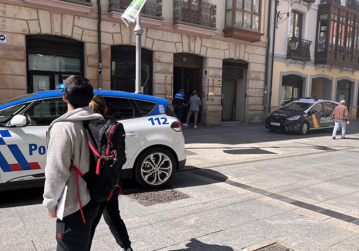 Vehículos de la Policía Nacional y Local, en el lugar de los hechos.