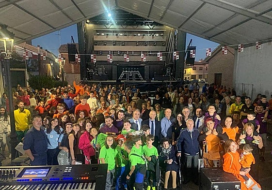 Los vecinos, en una foto de familia con el pregonero y la homenajeada.