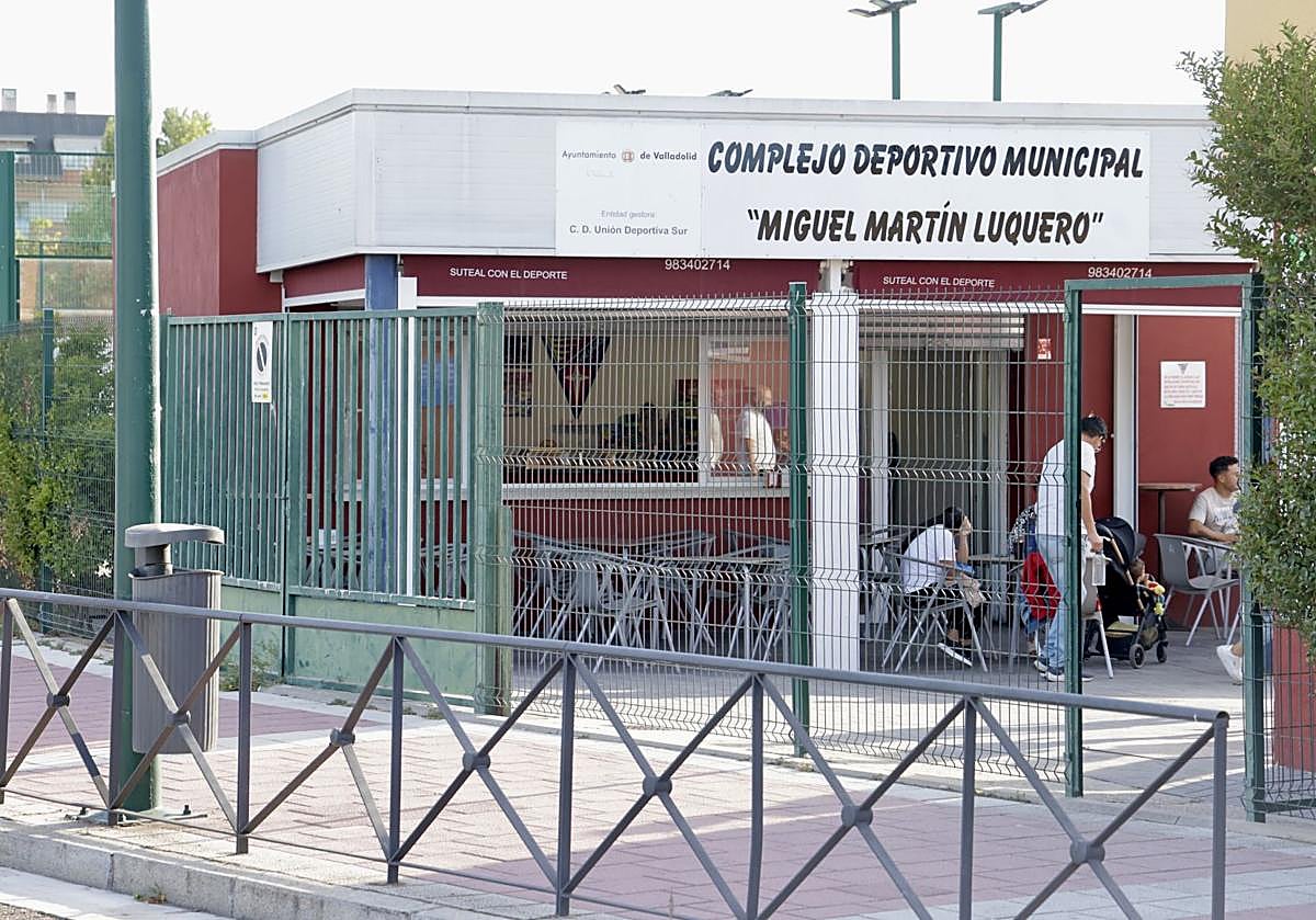 Exterior de las instaciones deportivas Miguel Martín Luquero, donde se desarrolló la pelea.