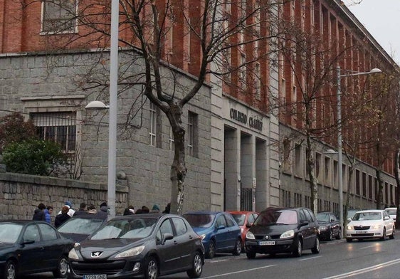 Multitud de vehículos circulan frente al colegio Claret, en la ciudad de Segovia.