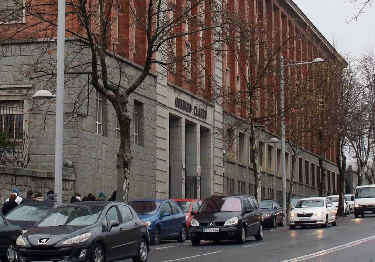 Multitud de vehículos circulan frente al colegio Claret, en la ciudad de Segovia.