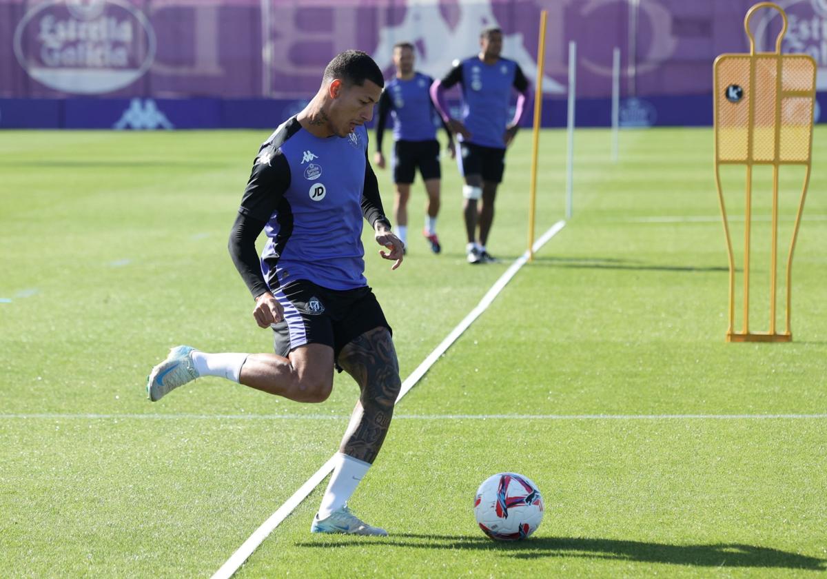 Marcos André, durante la sesión de entrenamiento del Pucela esta mañana.