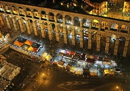 Vista aérea del mercado romano celebrado junto al Acueducto de Segovia el pasado agosto.