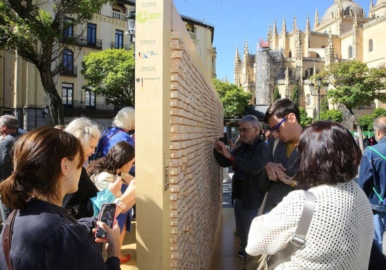 Instalación alusiva al Muro de Berlín, que se desvaneció en apenas veinticuatro horas.