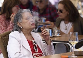 Una mujer fuma en una terraza de Valladolid