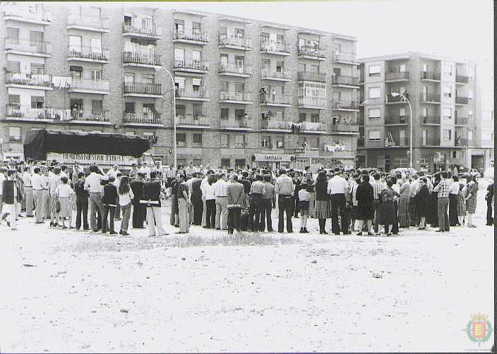 Hacia 1978 concentración vecinal en el solar que luego sería el parque de la Paz.