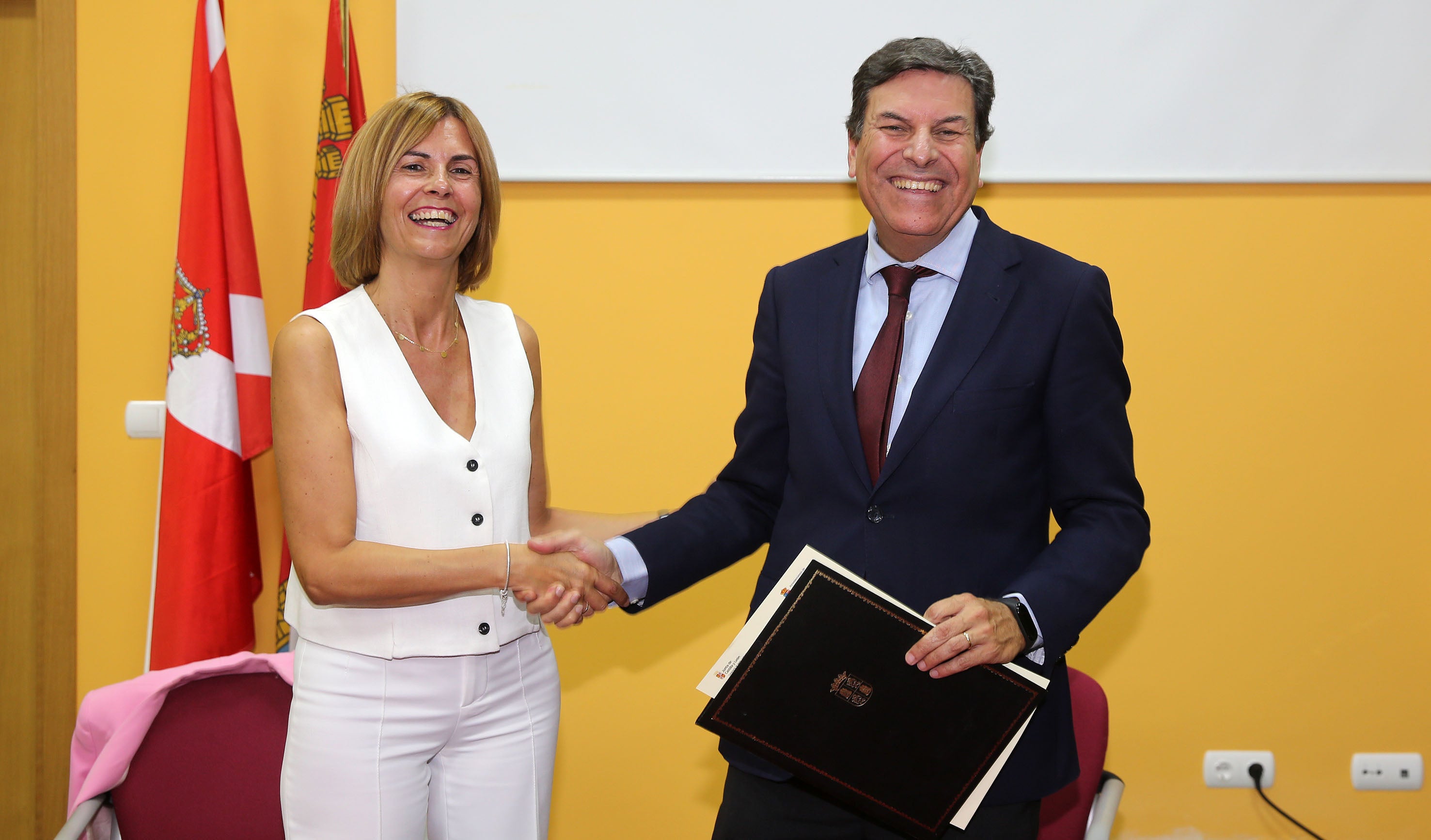 La alcaldesa de Abades y el consejero de Economía y Hacienda, durante la firma del protocolo de colaboración.