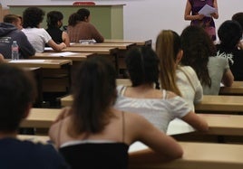 Alumnos afrontan la prueba de acceso a la Universidad (EBAU) en Valladolid.