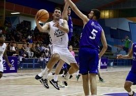 Xabi Oroz busca el aro ante la oposición de Nikic.