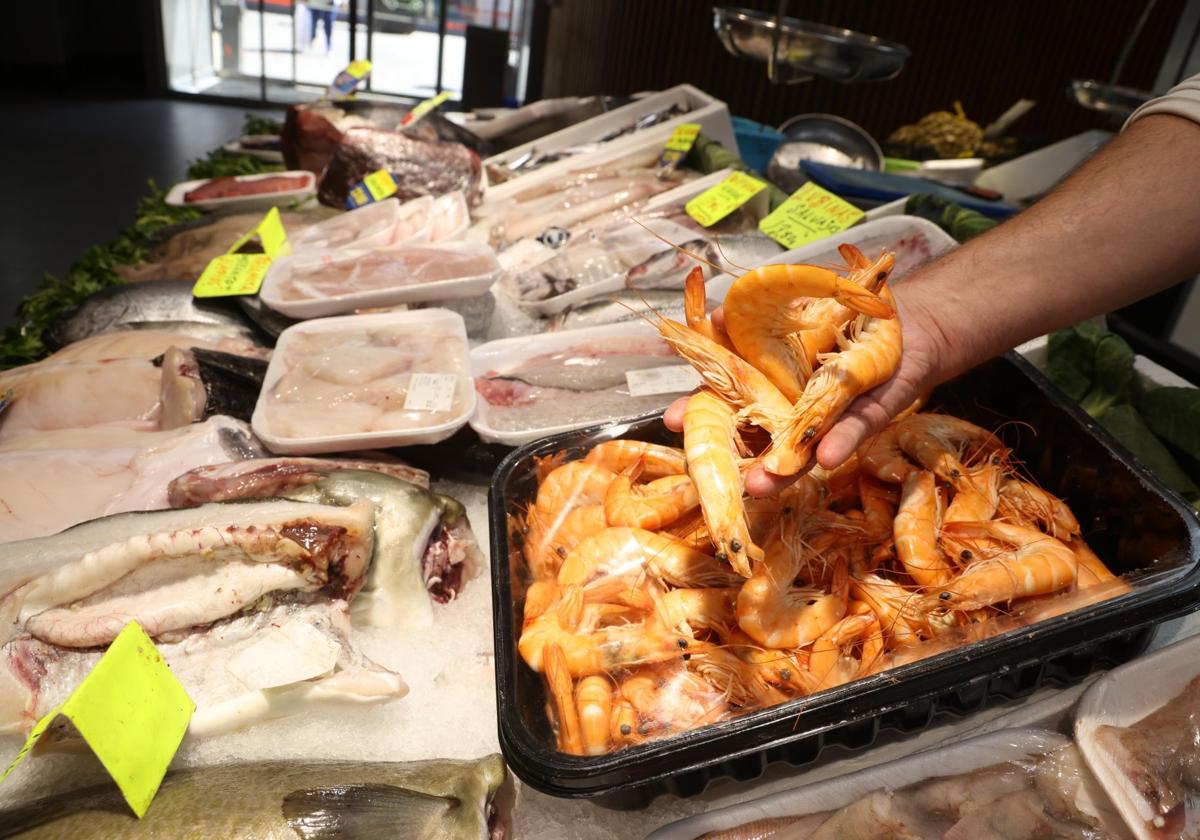 Langostinos cocidos a la venta en una pescadería de Valladolid este miércoles.