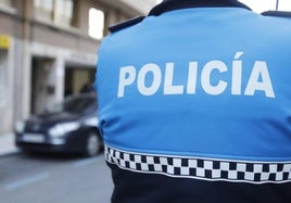 Atenta contra la Policía Local el hombre que tenía retenida en casa a su madre