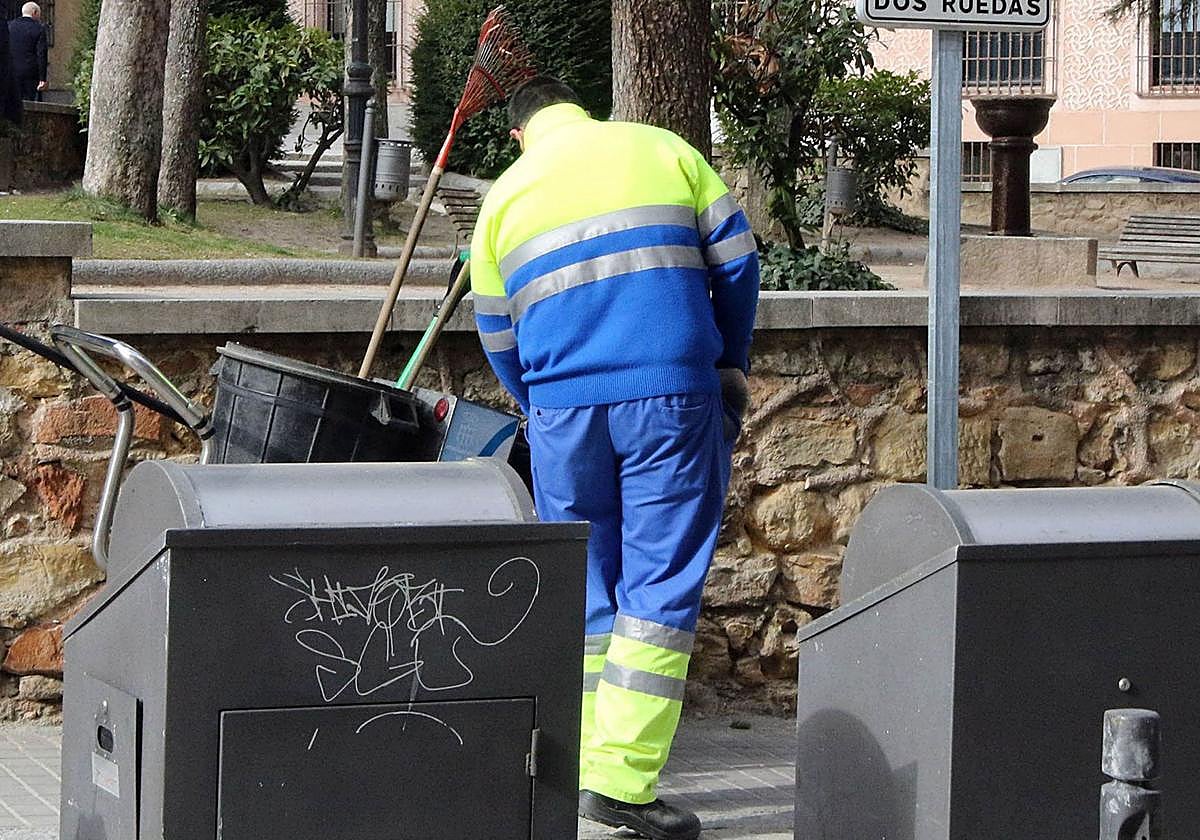 Imagen de archivo de un trabajador del servicio de limpieza.
