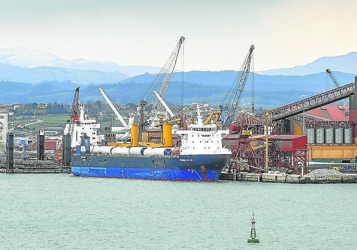 Entrada de mercancía en el puerto de Santander.