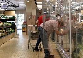 Varias personas realizan la compra en un supermercado de Segovia.