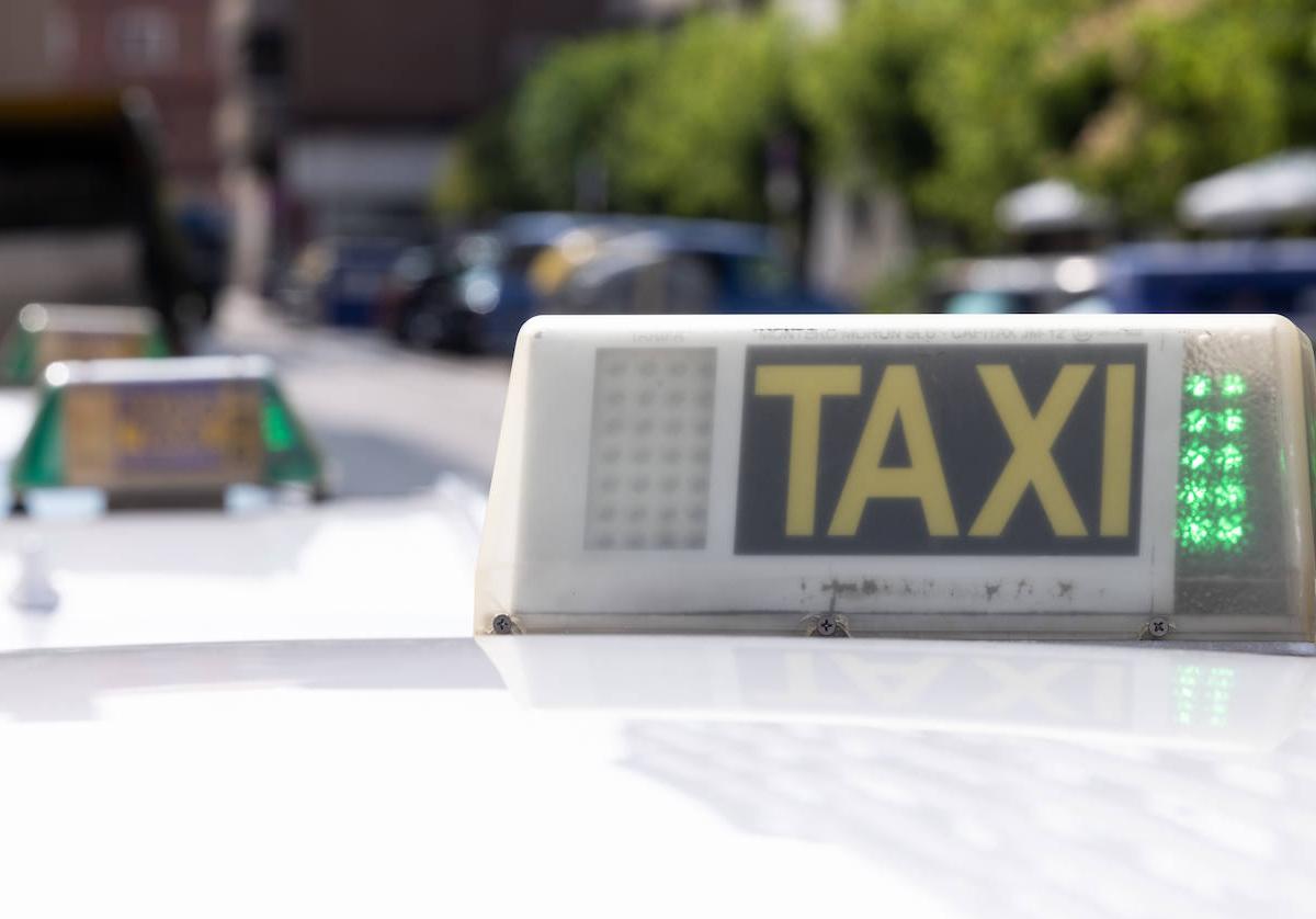 Taxis en la parada de la estación de autobuses de Valladolid.