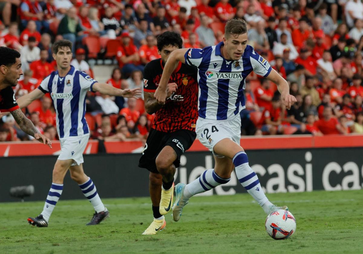 Luka Sucic avanza con la pelota durante el partido que disputó la Real Sociedad a domicilio ante el Mallorca el pasado martes, en uno de los partidos adelantados de la séptima jornada.