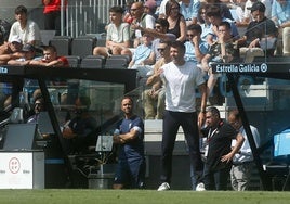 Pezzolano sigue con atención el desarrollo del partido frente al Celta.