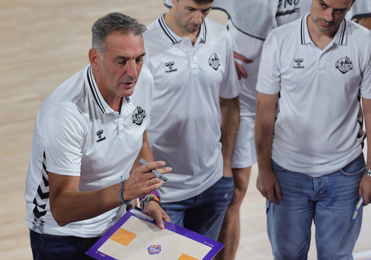 Luis Guil da instrucciones a sus jugadores, en el partido ante el Oviedo el pasado 10 de septiembre.