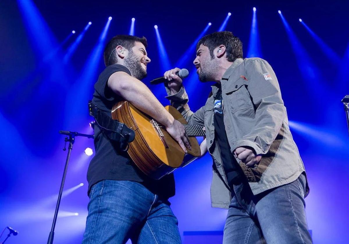 Los hermanos David y José Muñoz, de Estopa, durante un concierto.