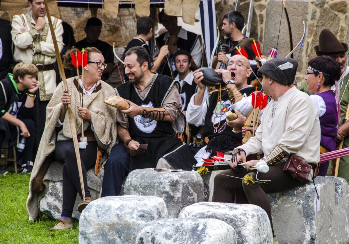 Varias personas, con trajes medievales durante la reciente feria celebrada en Ávila.