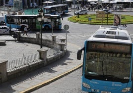 Autobuses en el entorno del Acueducto durante el ensayo de las lanzaderas.