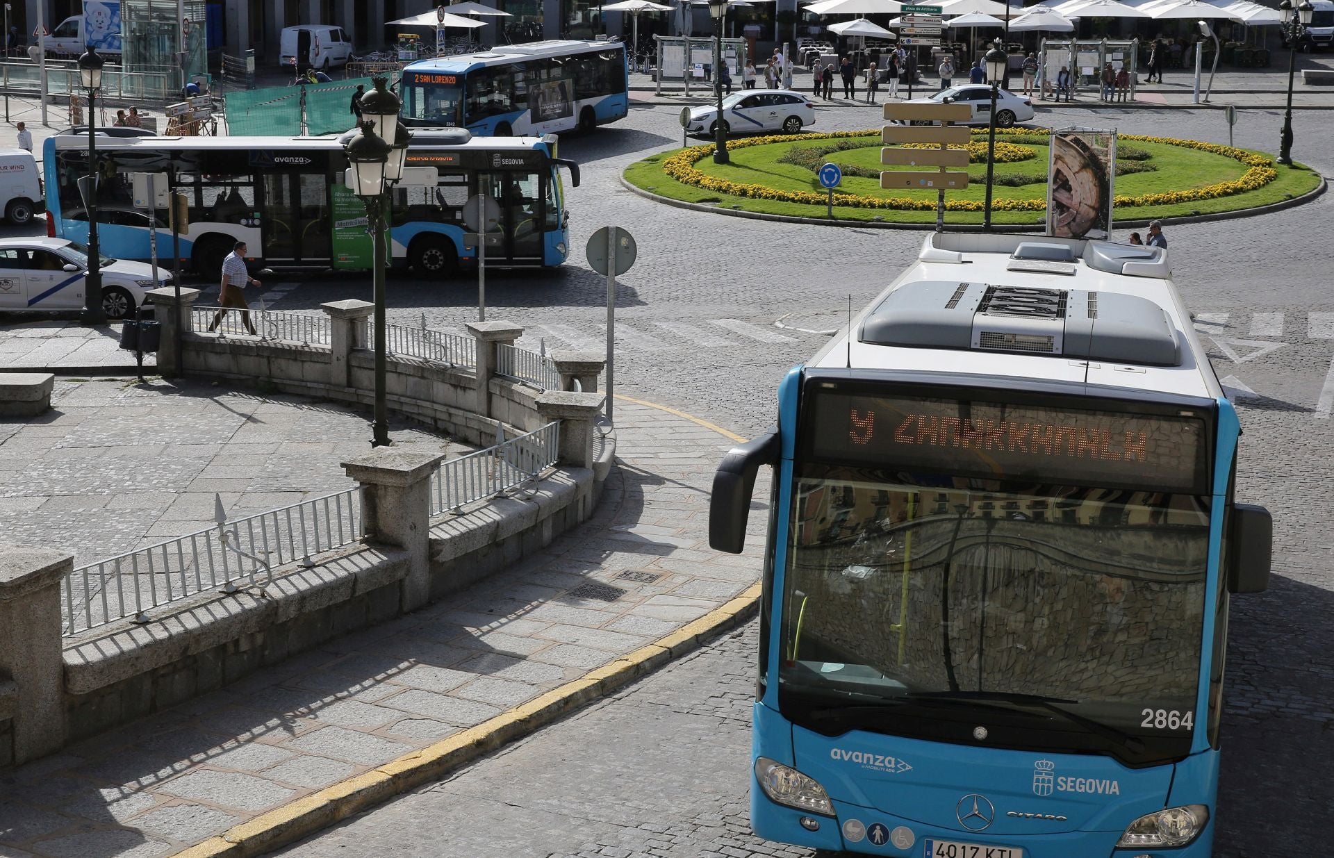 Autobuses en el entorno del Acueducto durante el ensayo de las lanzaderas.