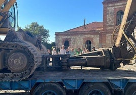 El vecindario despide con júbilo a los operarios que iban a derribar la estación.