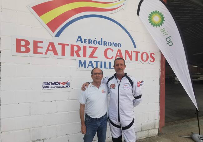 El gerente del aeródromo Pascual Cantos y el piloto Mario Mondaray