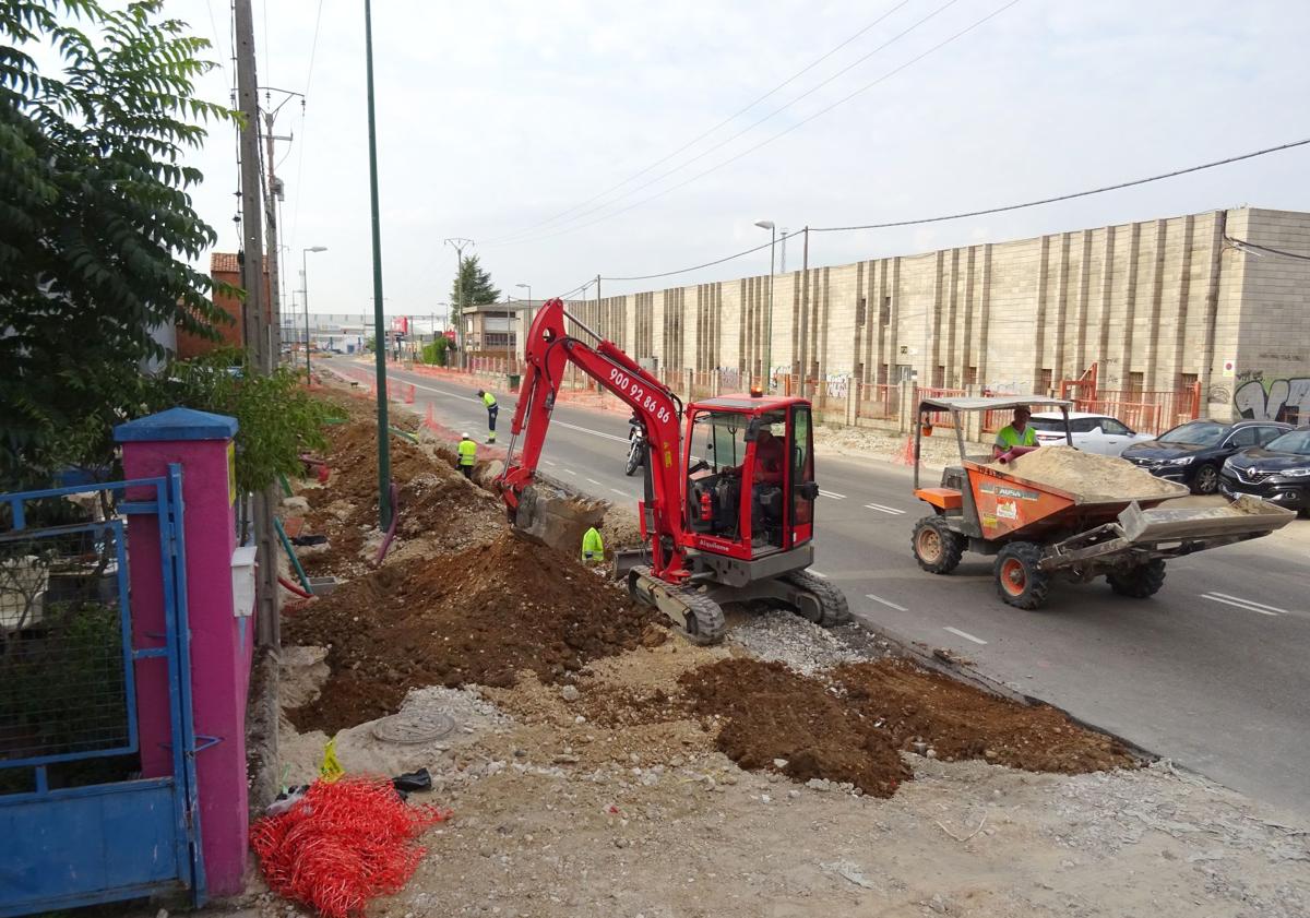 Imagen principal - Arriba, los operarios trabajan en el tramo final de la avenida de El Norte de Castilla que ocupaba el fallido proyecto Indnatur. Debajo, a la izquierda, tramos de la acera ya adoquinada cortados. A la derecha, malas hierbas y hojas secas en los parterres.