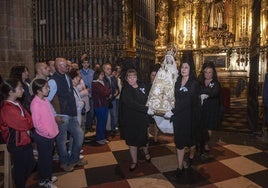 Las camareras de la Virgen traslada la imagen desde la capilla de San Antón al Altar Mayor.