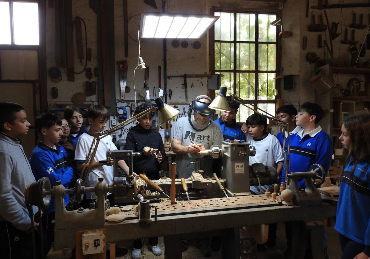 El artesano Francisco Treceño enseña a los niños a tornear la madera