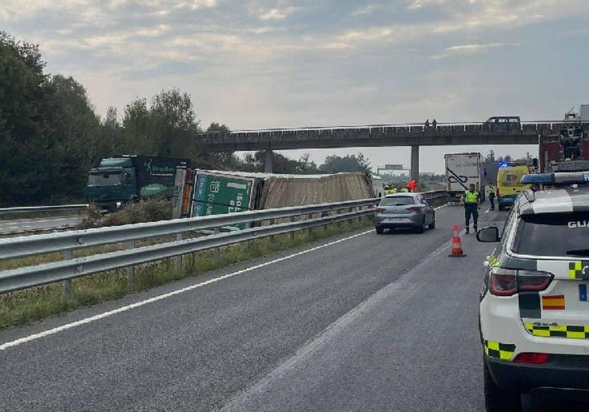 El camión siniestrado volcó en la mediana de la A-6 en el municipio de Lugo.