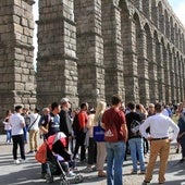 Pilota un dron entre los arcos del Acueducto sin seguro ni licencia