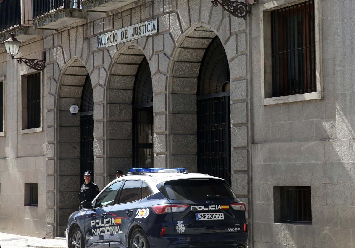 Policía Nacional en la puerta de la Audiencia Provincial de Segovia.