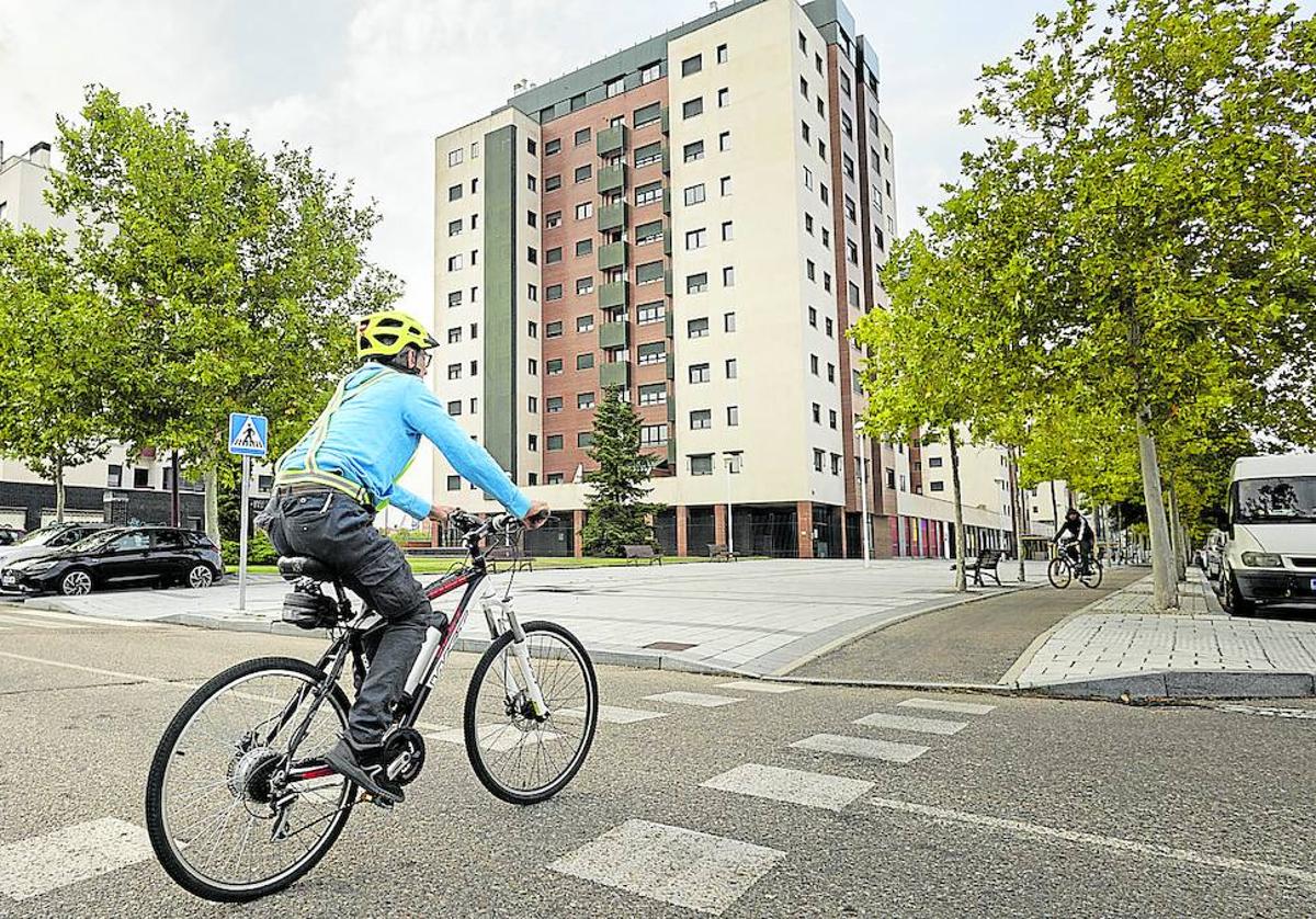 Carril bici junto a la Ciudad de a Comunicación.