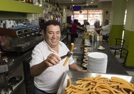 Javier Delgado muestra uno de los churros en su establecimiento.