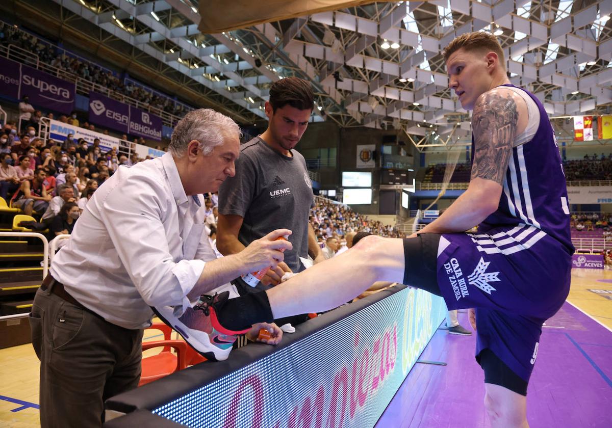 El doctor Alonso atiende a Jordy Kuiper a pie de pista, en el polideportivo Pisuerga.