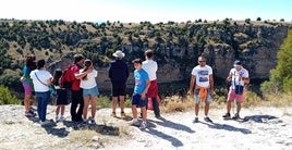 Un grupo de visitantes observa el paraje natural de las Hoces del río Duratón.