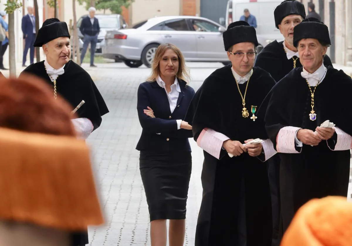 El rector de la UVA, Antonio Largo, junto con la consejera de Educación, Rocío Lucas, junto con los rectores de las universidades de Salamanca, Burgos y la Isabel I.