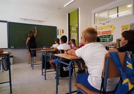 Niños en el primer día de clase de este curso en un colegio de Málaga.