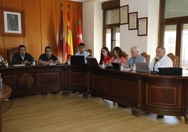 Concejales de la oposición durante el pleno extraordinario del 10 de septiembre. A la derecha de la imagen el alcalde, y, a su izquierda, el interventor municipal.